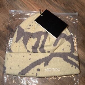 Arc'teryx Cream and Gray Knit Beanie